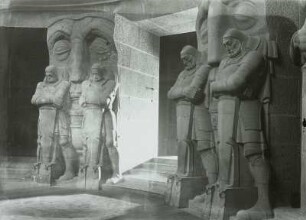 Leipzig, Völkerschlachtdenkmal : Leipzig. Völkerschlachtsdenkmal. Krypta. Metzner, Franz. Schicksalsmasken mit Totenwacht. Granitporphyr
