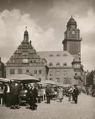 Plauen, Blick über den Marktplatz mit Wochenmarkt zum Rathaus