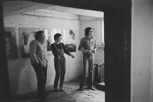 Höfgen. Akt-Pleinair 1979. Roger Rössing und Claus Baumenn beim Hängen der Bilder