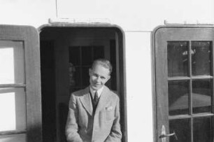 Reisefotos Portugal. Franz Grasser, in einer geöffneten Tür stehend, auf einem Schiff