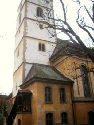 Ansicht von Nordnordost mit Kirchturm (im Kerm Spätromanisch) sowie Langhaus (Neubau Jahr 1740 auf spätromanisch-gotischem Vorgänger) mit Treppenhaus am Turm