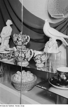 Porzellanfiguren und -geschirr in einer Ausstellungsvitrine auf der Leipziger Herbstmesse 1954