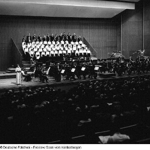 Neuer Chor Dresden unter Chorleiter Manfred Winter. Konzert anläßlich des 20jährigen Jubiläums mit der Jenaer Philharmonie im Kulturpalast Dresden (Moderatorin Traute Richter)
