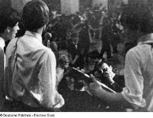 Achim Roth, ein Arbeitskollege des Fotografen Christian Borchert an der Deutschen Hochschule für Filmkunst in Potsdam-Babelsberg, fotografiert eine Popgruppe