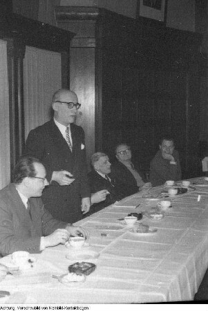Dresden. Dr. Johannes Dieckmann Liberaldemokratische Partei Deutschlands (LDPD) 1893-1969, Präsident der Volkskammer vor der Intelligenz Dresdens anlässlich des 13. Februars (13882 / 3 stehend), 1956