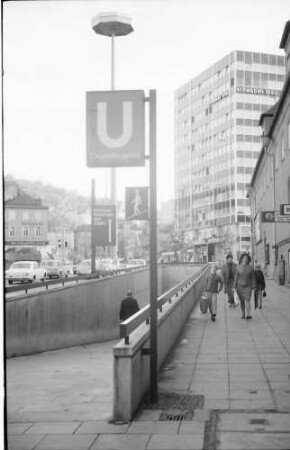 Stuttgart: U-Bahn-Eingang, Charlottenplatz