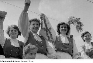 Winkende Frauen