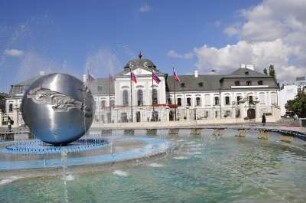 Brunnen und Präsidentenpalast 02 : Vor dem Präsidentenpalast befindet sich eine überdimensionale Brunnenanlage. Aufgenommen in Bratislava am 7. September 2009