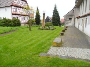 Kirchhof im Norden nach Osten in Übersicht mit Langhaus über Traufseite (romanische Basilika-nördliches Seitenschiff abgebrochen)