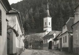 Râșnov (Rosenau). Seitenstrasse mit Kirche am Weg nach Poiana Brasov