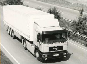Aeropaket der MAN Maschinenfabrik Augsburg-Nürnberg AG an einem "19.462" Sattelschlepper