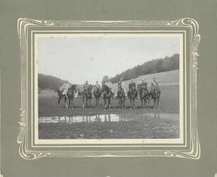 8 Offiziere des Regiments in Uniform mit Pickelhaube zu Pferd auf dem Truppenübungsplatz Münsingen