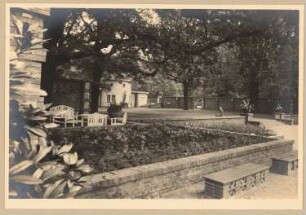 Fotoalbum: Ausstellungsgarten Jubiläums-Gartenbau-Ausstellung 1926, Dresden: Blick auf das Parktheater, Theatergebäude sowie den Eichenhof von großen Rosengarten aus