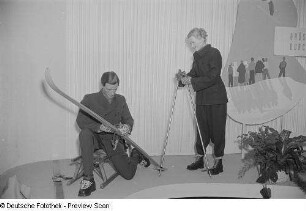 Schaufensterpuppen mit Wintersportausrüstungen