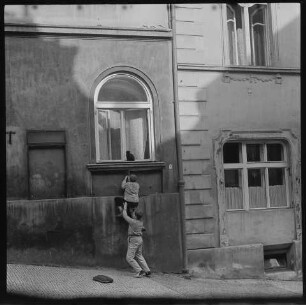 Kinder mit Katze (Originaltitel des Fotografen). SW-Foto, 1963 © Kurt Schwarz.