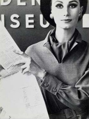 Ohne Titel (Modeaufnahme aus der Serie: Werbefoto für einen Kunstfaser-Stoff, Frankfurter Flughafen etwa 1965 - Bettina Lauer)