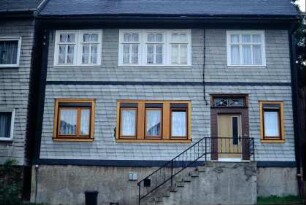 frühere Porzellanmalschule, im OG alte Fenster, unten neue Fenster