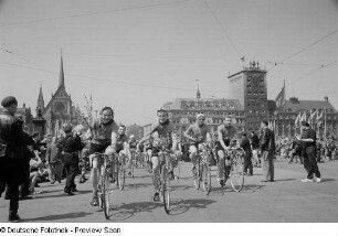 Radrennfahrer während des Rennens, im Hintergrund die Universitätskirche St. Pauli und das Kroch-Hochhaus