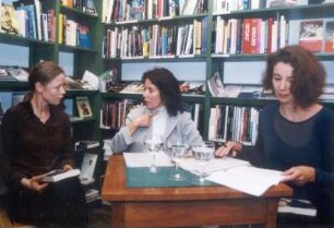 Jenny Schily / Schauspielerin; Savyon Liebrecht (Israel) / Schriftstellerin ; Patricia Reimann / Herausgeberin, Lektorin : Jenny Schily (geb. 1967; Schauspielerin), Savyon Liebrecht (geb. 1948; Schriftstellerin) und Patricia Reimann (Herausgeberin, Lektorin), an einem Tisch sitzend