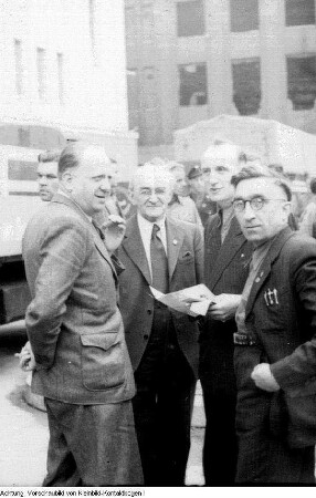 Berlin. 1. Deutschlandtreffen der Jugend. Ludwig Renn (vermutlich) eigentlich Arnold Friedrich Vieth von Golßenau, deutscher Schriftsteller (2. von links), Pfingsten, 26. - 30. Mai 1950