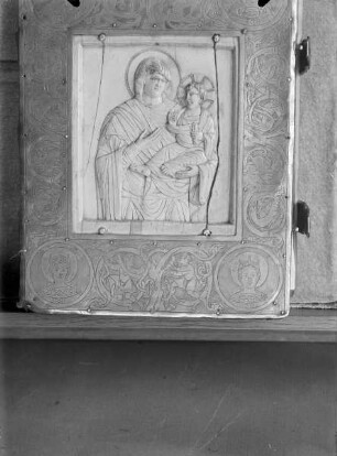 Fuldaer Sakramentar — Einband aus Leder mit auf der Vorderseite aufgenagelten Silberplatte, die ein Elfenbeinrelief umschließt