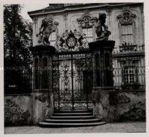 Das hunderttürmige Prag, Villa Amerika, Gartentor