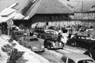 Halde (Hofsgrund): Platz vor der Halde (Hofsgrund) mit Riesenverkehr