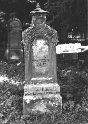 Grabstein 130 (Index: 100106396) Material: Sandstein Zustand: stark verwittert, abgeblättert, weitgehender Textverlust Maße HxBxT: 174x55x16 cm Beschreibung: Stele, Giebel mit Mittelaufsatz mit Verdachung, Schriftfeld eingetieft in Maßwerkform, getreppter Sockel Symbolik: floral: Grabstein 130