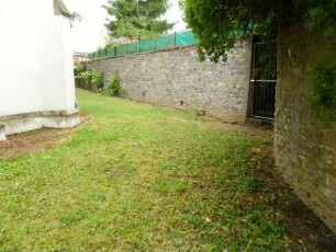 Daxweiler-Kirchhof im Nordosten mit Kirchhofmauer im Verlauf nach Westen