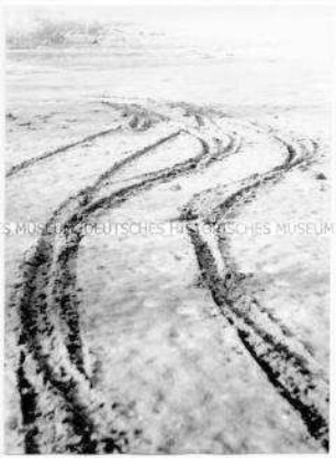 Fahrspuren im Sand