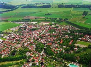 Blankenhain. Stadtansicht mit Stadtpfarrkirche St. Andreas und ehem. Schloß. Luftbild-Schrägaufnahme von Nordwest