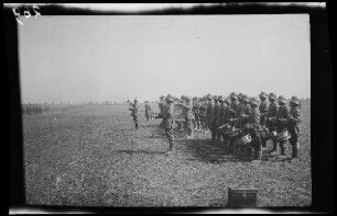 Bei Focșani (Rumänien): Regimentsmusik mit Stahlhelm auf einem weiten Feld (Seitansicht, Distanzaufnahme) ("Kaiserparade")