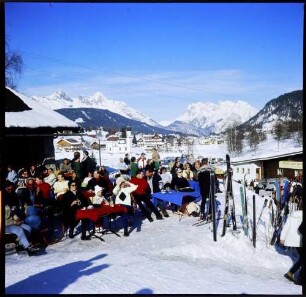 Seefeld: Kaffee vor dem Skilift, Hintergrund Ort