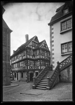 Rathausgasse, Haus der vier Gekrönten und Treppenaufgang zum alten Rathaus