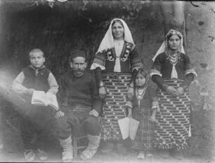 Gruppenportrait : Gruppenportrait mehrerer Bulgaren, die aus Ortaköy stammen.