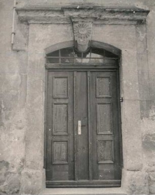 Dorfchemnitz, Am Kirchberg 7 (Ortslagen-Nummer 19). Pfarrhaus (1727). Portal