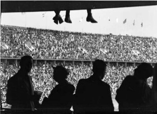 Berlin: Reichssportfeld; Durchblick auf die Kampfbahn (oben hängen Beine)