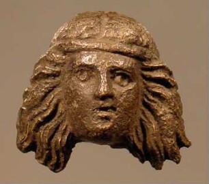 Weibliche Maske mit Stirnschmuck und herabhängenden Haaren