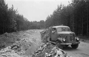 Bau der Erschließungsstraße, die von der Blankenlocher Allee ausgehend die Waldstadt im Westen begrenzen wird.