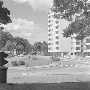 Sülzberg / Kurparkallee: in der Mitte Grünfläche, Pkws: rechts Absperrung: dahinter Hochhaus "Liebe" und Ecke eines Wohnblocks im Bau: hinten links Kurpark