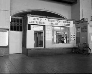 Bahnhof Dresden-Neustadt. Empfangsgebäude, Schalterhalle. Schalter der Gepäckaufbewahrung an der Nordwestseite : Dresden-Neustadt, Schlesischer Platz 1. Bahnhof Dresden-Neustadt. Empfangsgebäude, Schalterhalle. Schalter der Gepäckaufbewahrung an der Nordwestseite
