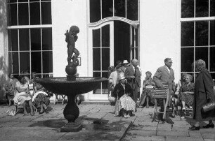 Bad Wiessee: Kurgäste vor der Trinkhalle