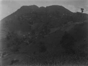 Häuser an einem Hang : Blick auf einen Berghang, an dem sich zahlreiche Häuser befinden.