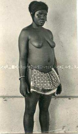 Porträt einer Frau der Bangandu vor neutralem Hintergrund