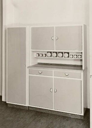 Küchenschrank : Küchenschrank (1956; Klosterfelder Küchenmöbelwerk) in Ausstellungskoje