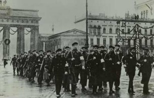 Berlin, Einzug einer Abteilung revolutionärer Matrosen durch das Brandenburger Tor