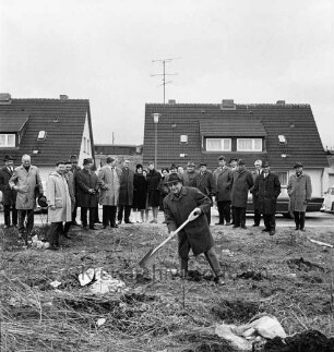 Schule am Kurpark: erster Spatenstich zum Bau der Sonderschule: Bürgerworthalter tätigt den ersten Spatenstich: im Hintergrund Stadtverordnete
