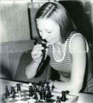 Junge Frau beim Schachspiel