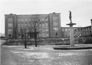 Deutsche Demokratische Republik. Forschungsinstitut, Haupteingangsfront. Ansicht mit Platzanlage und Zierbrunnen