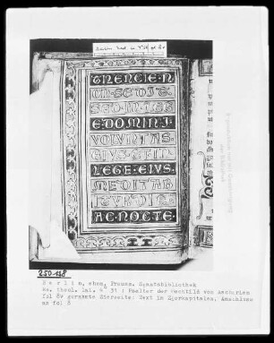 Psalter der Mechthild von Anhalt — Gerahmte Textzierseite: Text in Zierkapitalen, Folio 8verso
